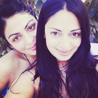 Neeru Bajwa selfie with her sister Rubina Bajwa