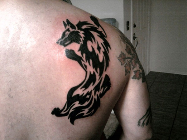 Tribal Wolf Tattoo On Shoulder's Back