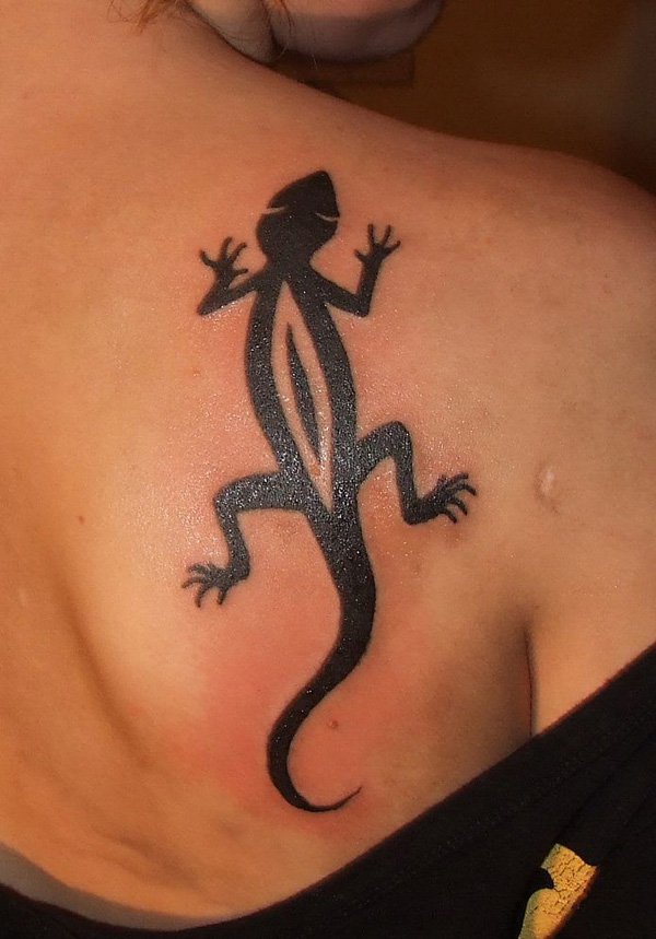 Incredible black lizard tattoo on back shoulder