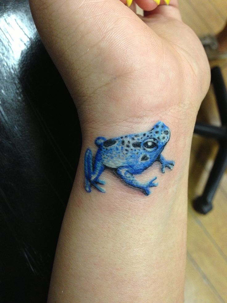 Black And Blue 3D Frog Tattoo On Wrist