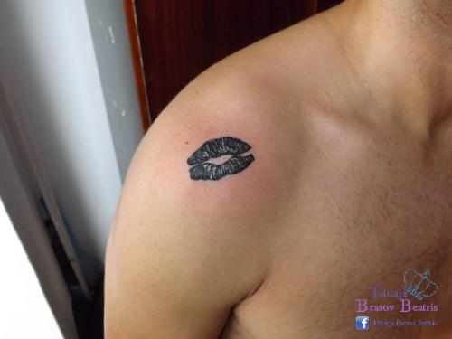 Black Lip Print Tattoo On Man Shoulder By Tatuaje Brasov Beatris