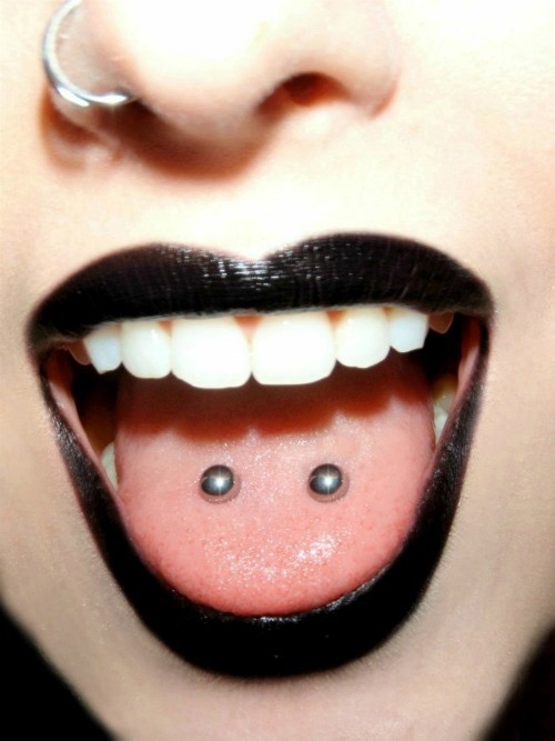 Girl Have Right Nostril And Venom Piercing Image
