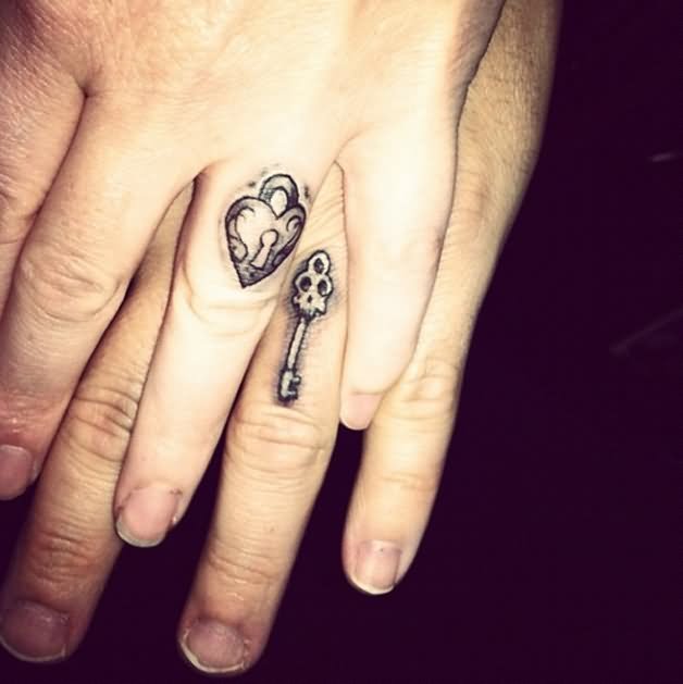 Heart Lock And Skull Key Ring Tattoo On Couple Finger