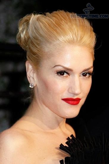 Gwen Stefani With Her Right Ear Lobe Piercing