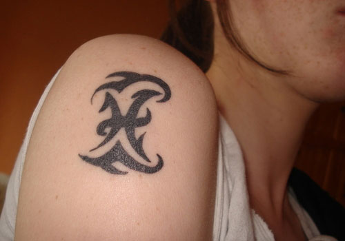 Black Tribal Pisces Symbol Tattoo On Girl Right Shoulder