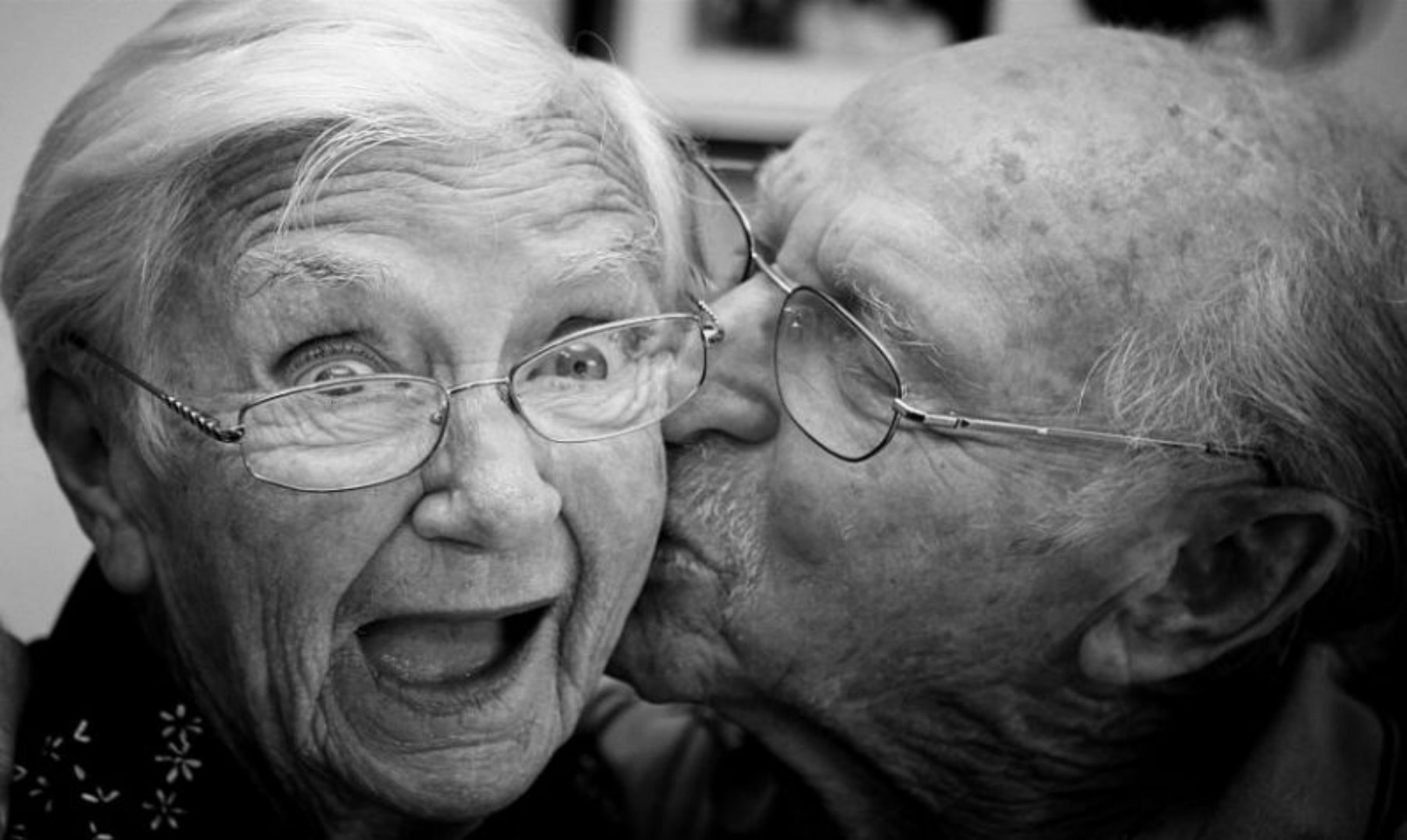 Funny Old Couple Kissing Picture