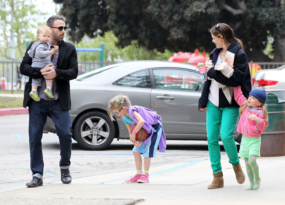Ben Affleck and Jennifer Garner With their kids Samuel, Violet, and Seraphina