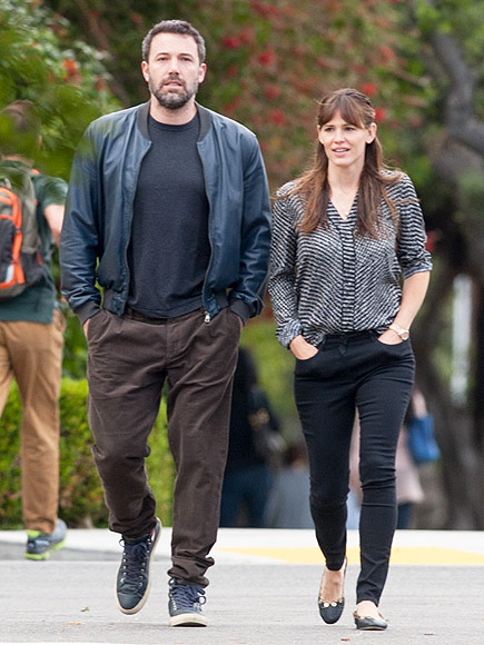 Ben Affleck and Jennifer Garner walking in park