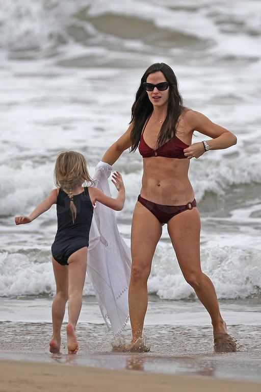 Jennifer Garner Playing With Her Daughter In Bikini