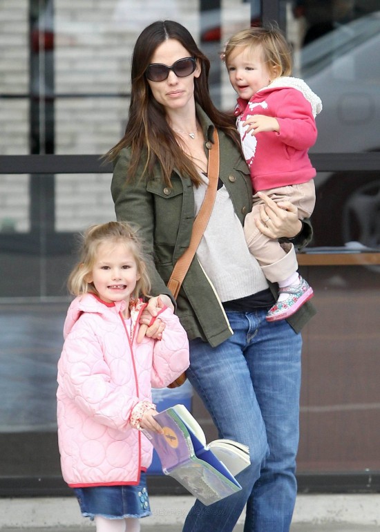 Jennifer Garner Struggling To Cope with Three Kids