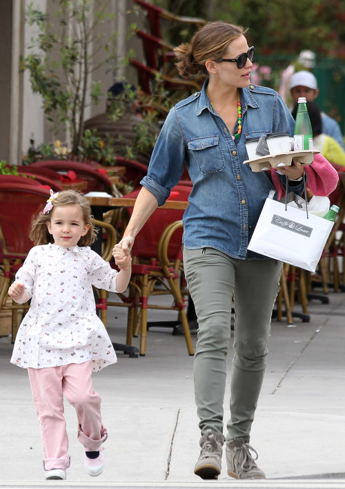  Jennifer Garner Takes Her Kids Out In Santa Monica