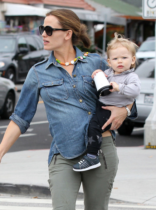  Jennifer Garner Takes Her Kids Out In Santa Monica