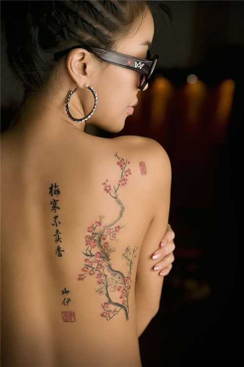 Pink Flowers Vine Tattoo On Women Right Back Shoulder