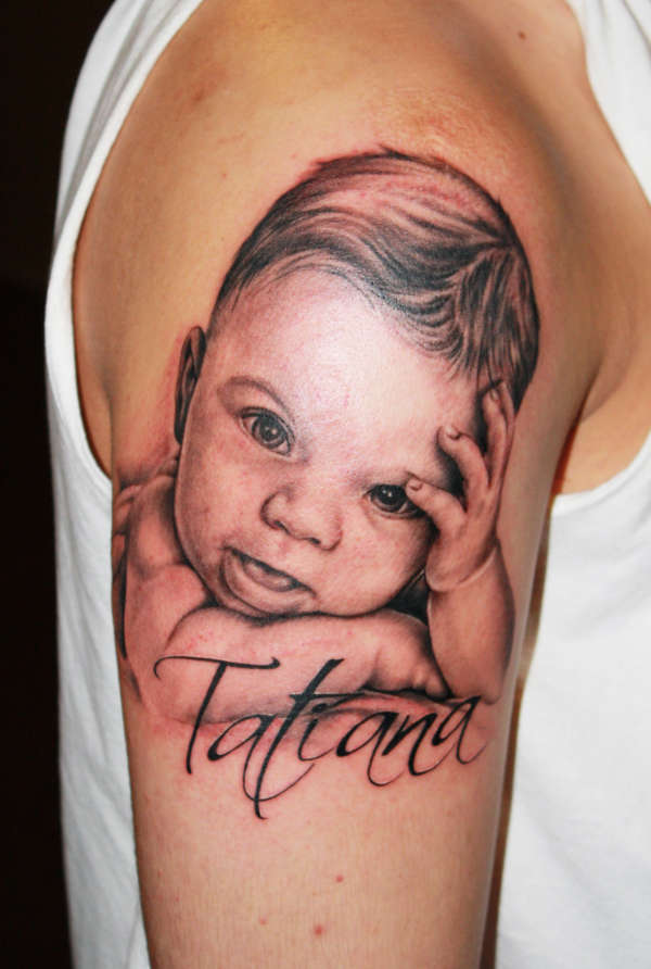 Tatiana – Realistic Baby Tattoo On Man Right Shoulder