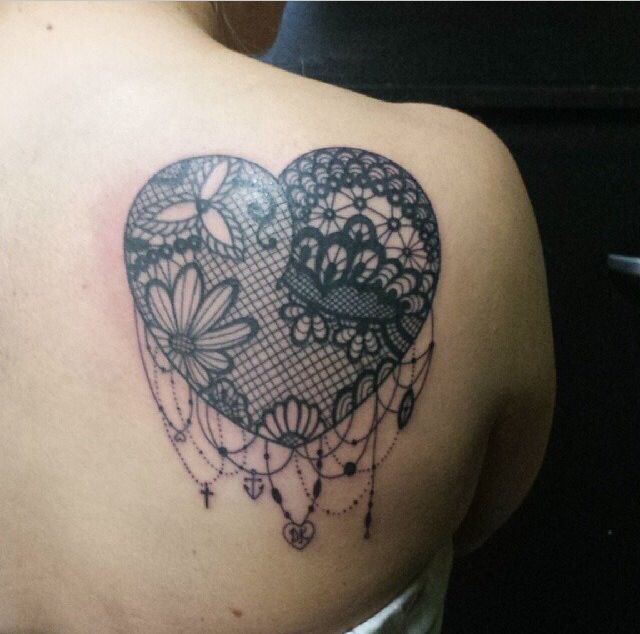 Lace Tattoo On Girl Right Back Shoulder