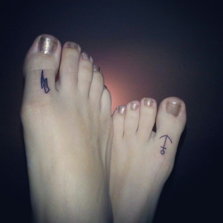 Black Anchor And Thunderstorm Bolt Tattoo On Girl Feet Toes