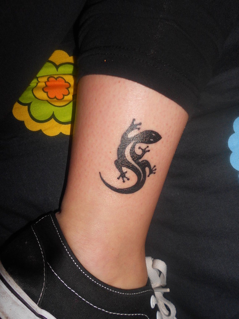 Amazing Black Gecko Tattoo On Leg By Nicole