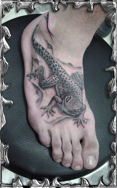Black And Grey 3D Gecko Tattoo On Foot
