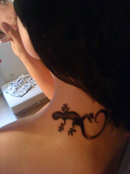 Black Gecko Tattoo On Girl Upper Shoulder