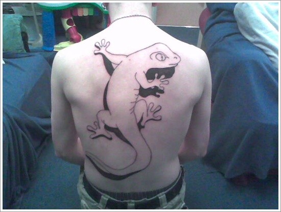 Black Ink 3D Gecko Tattoo On Man Full Back