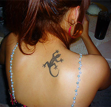 Black Ink Gecko Tattoo On Girl Upper Back