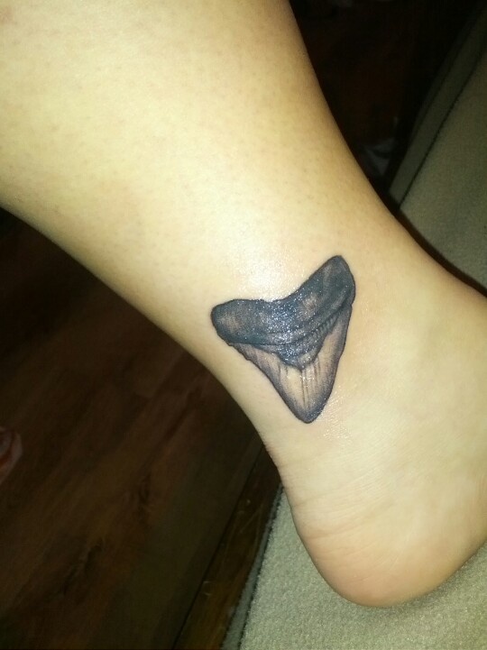Black Ink Teeth Tattoo On Leg