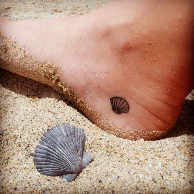 Black Outline Scallop Shell Tattoo On Heel