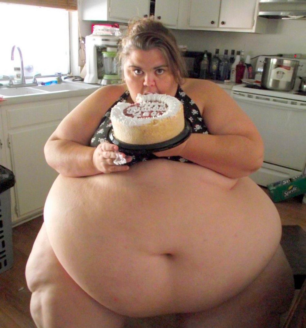 Funny-Fat-Girl-Eating-Cake-Picture.jpg.