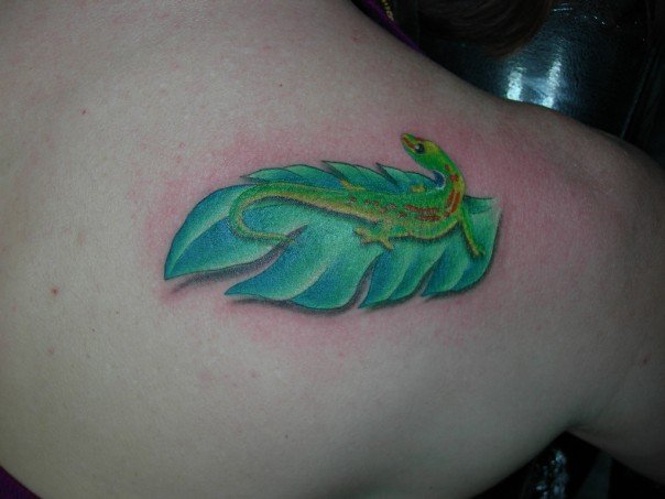 Green Ink Gecko On Leave Tattoo On Right Back Shoulder