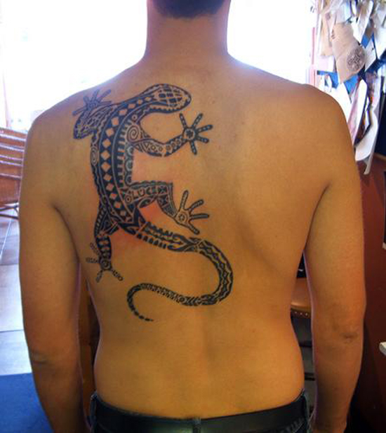 Unique Black Gecko Tattoo On Man Left Back Shoulder