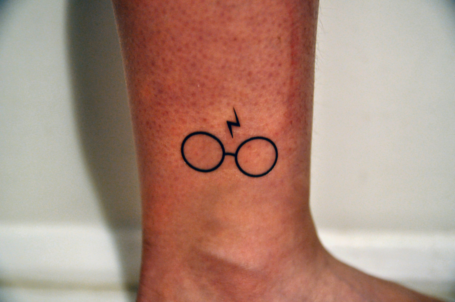 Black Outline Harry Potter Specs Tattoo On Leg