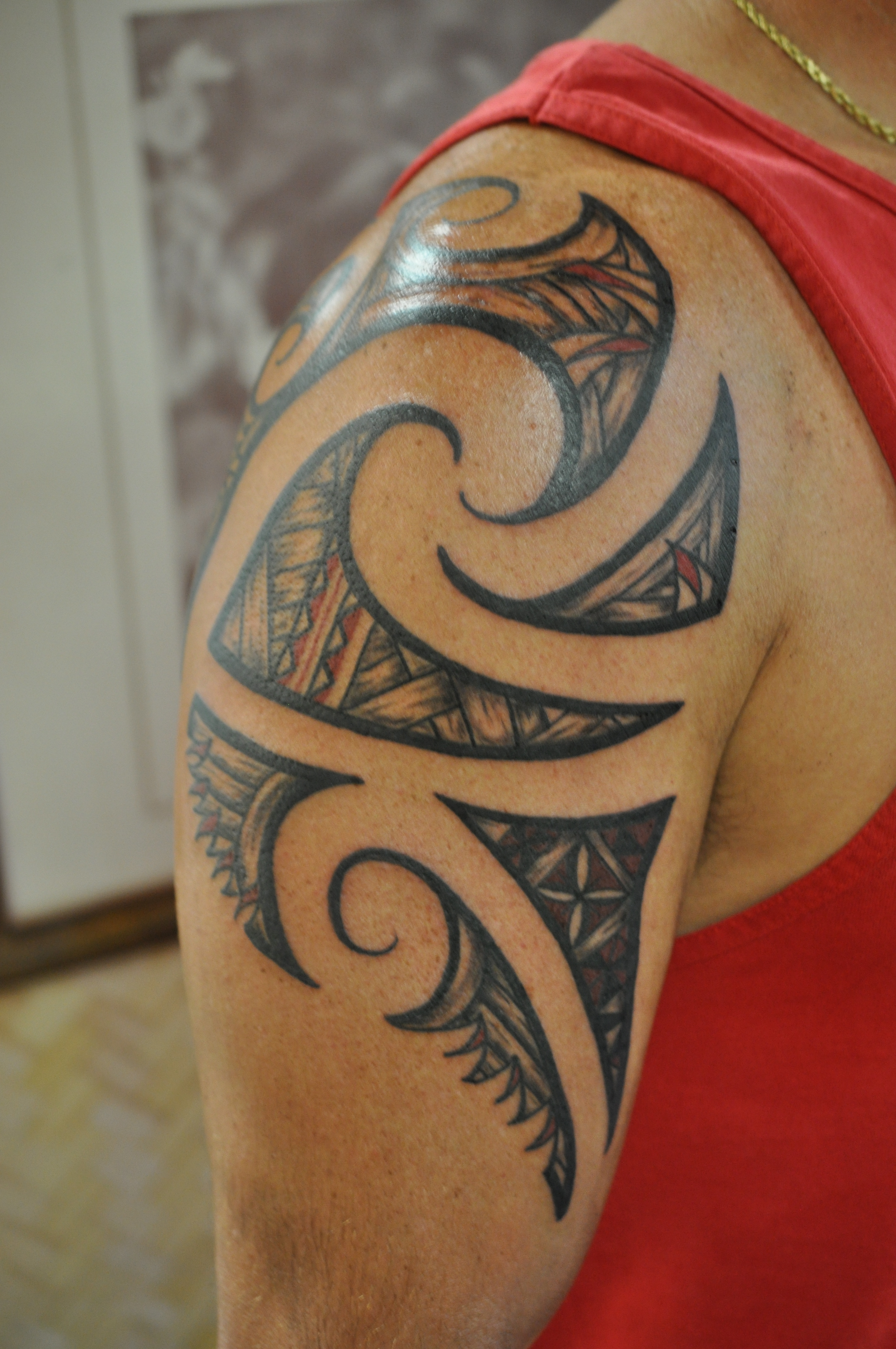 Hawaiian Tribal Tattoo On Right Shoulder