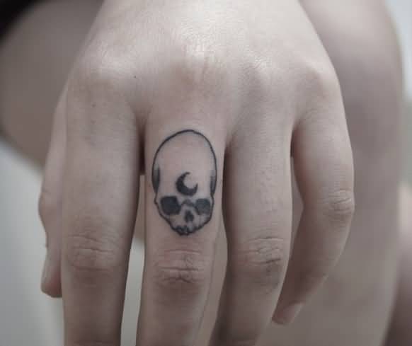 Alien Head Skull Tattoo On Finger