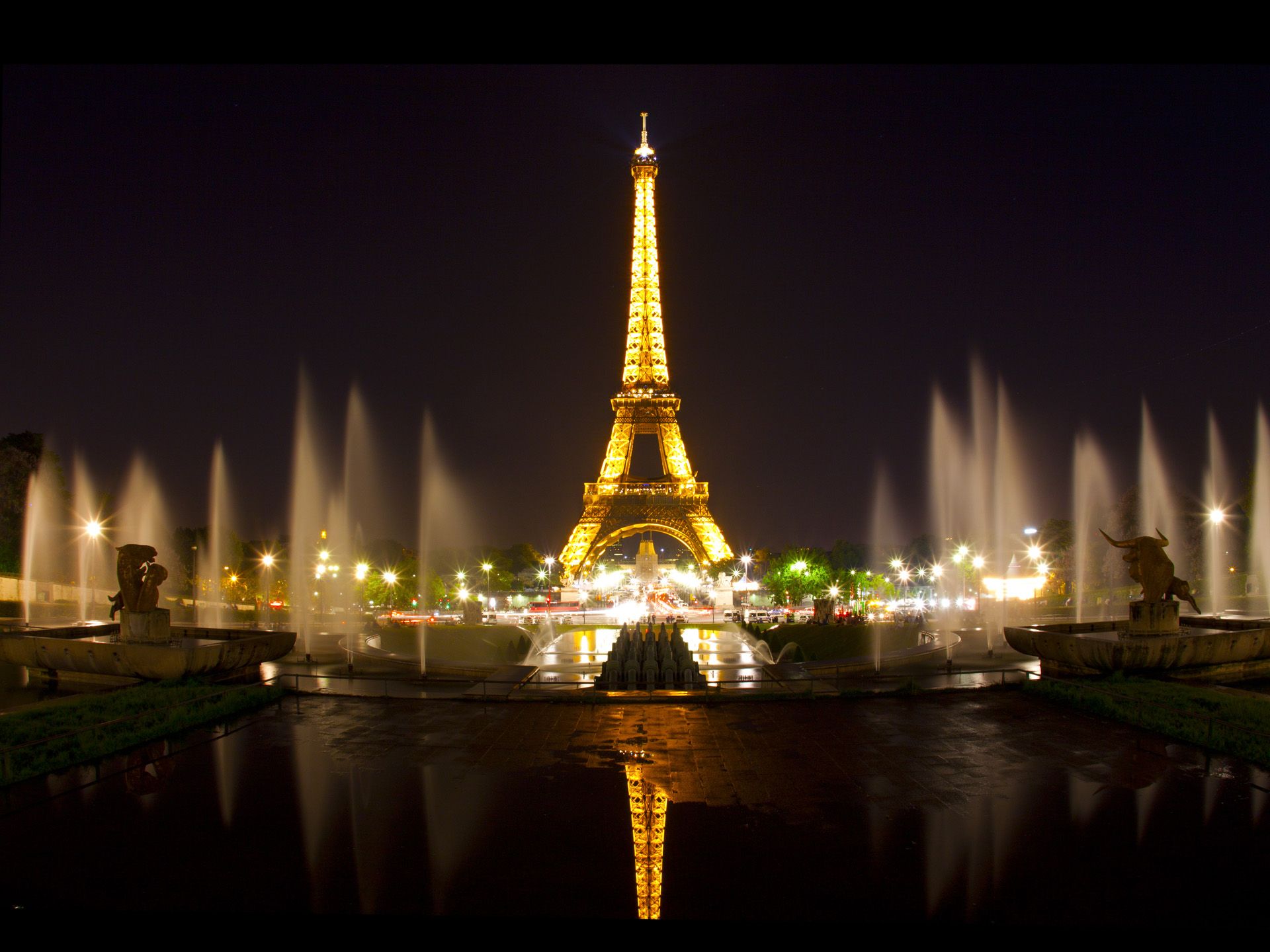 Eiffel Tower with fountains at night