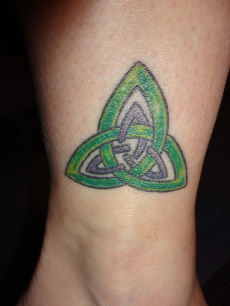 Green And Grey Ink Celtic Knot Tattoo On Leg