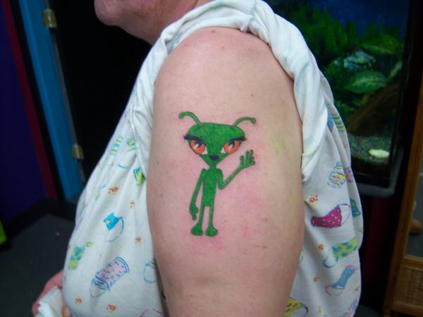 Nice Green Alien Tattoo On Man Left Shoulder
