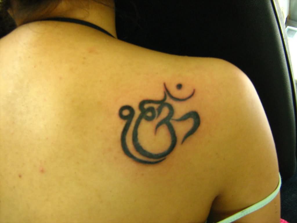 Amazing Ek Onkar Om Tattoo On Girl Right Back Shoulder By Nipi