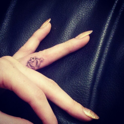 Black Ink Claddagh Tattoo On Girl Finger