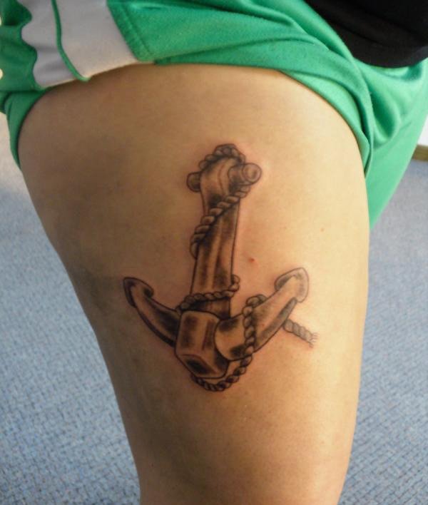 Grey Rope And Anchor Tattoo On Side Thigh