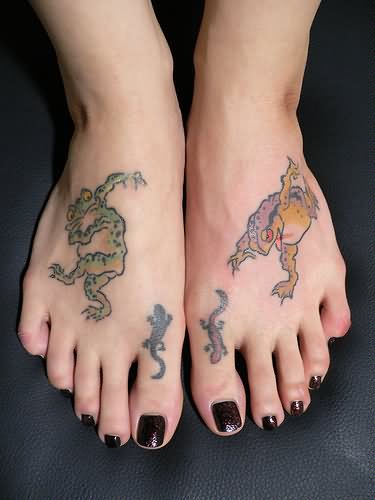 Colorful Frogs And Lizard Tattoo On Girl Feet