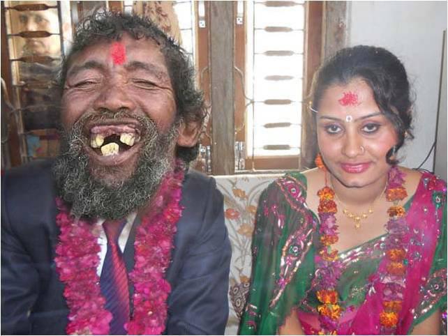 Weird Photos Of Couples In Love That Defy All Logic Aaj Ki Khabar 
