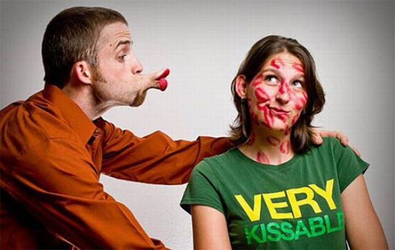 Funny Kissing Couple Picture