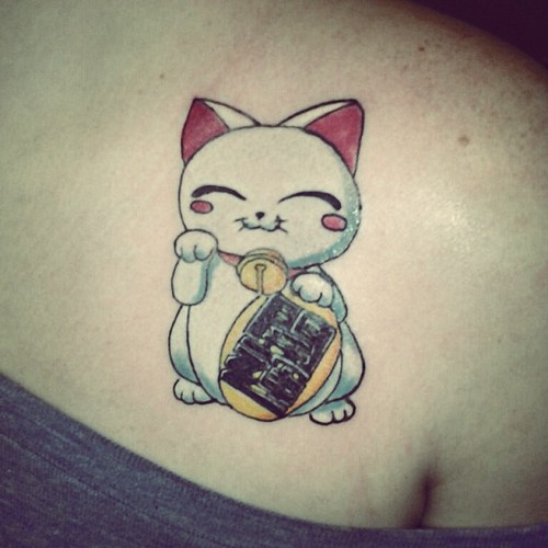 Very Cute Cat Tattoo On Right Back Shoulder