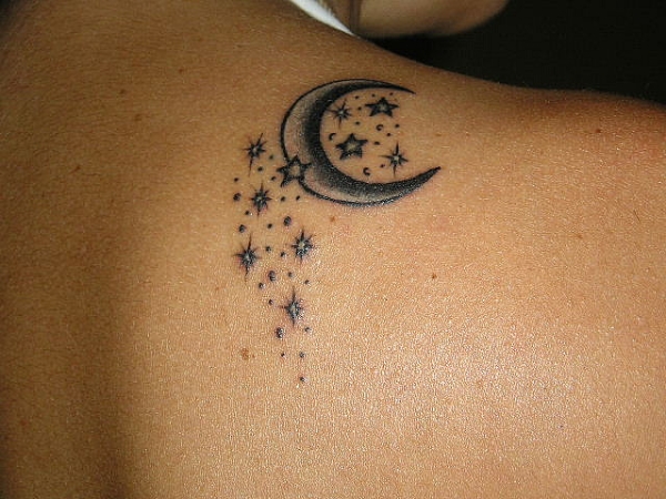 Black Ink Half Moon With Stars Tattoo On Right Back Shoulder