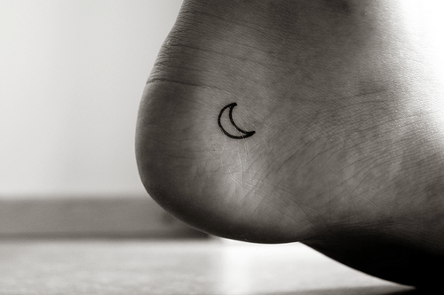 Black Outline Tiny Stars Tattoo On Heel