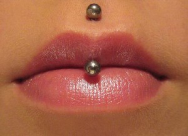 Lip Piercing 18 g Vertical Barbell
