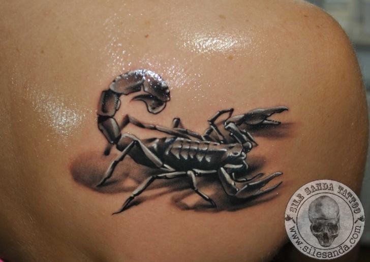 Black And Grey 3D Scorpion Tattoo On Right Back Shoulder By Sile Sanda