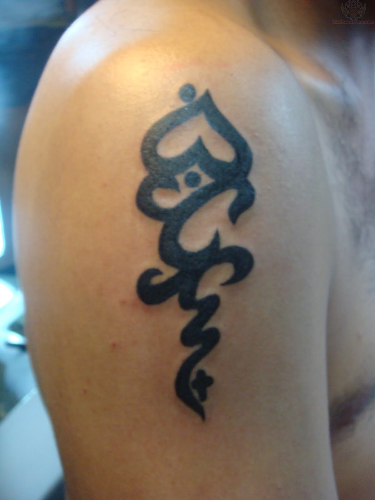 Nice Black Ink Alibata Tattoo On Right Shoulder For Men