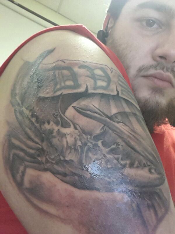 Realistic Cancer Crab Tattoo On Man Right Shoulder