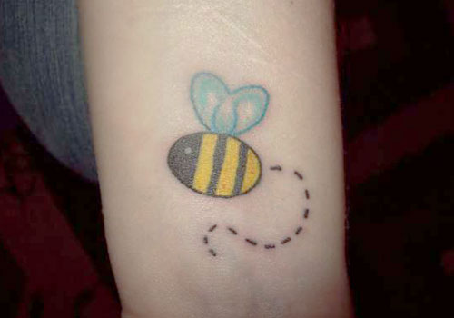 Inspiring Flying Bee Tattoo Design
